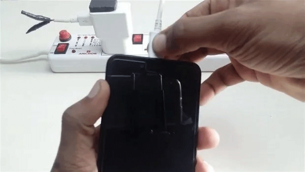 Foto - Akıllı telefon kullananlar dikkat! Evde kablosuz şarj böyle yapılır