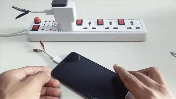 Foto - Akıllı telefon kullananlar dikkat! Evde kablosuz şarj böyle yapılır