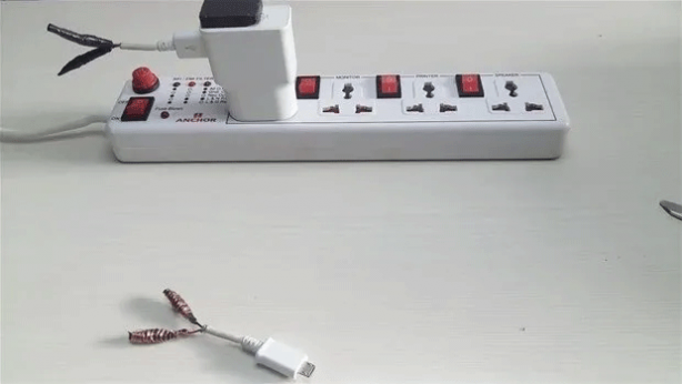 Foto - Akıllı telefon kullananlar dikkat! Evde kablosuz şarj böyle yapılır