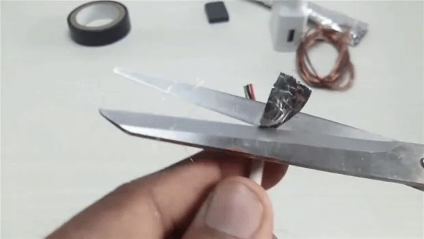 Foto - Akıllı telefon kullananlar dikkat! Evde kablosuz şarj böyle yapılır