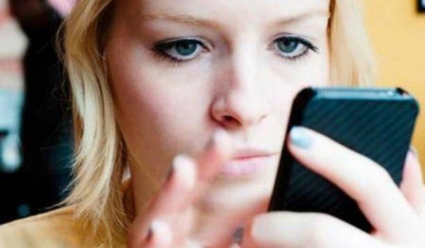 Foto - Telefon kullanırken bunu yapmazsanız...