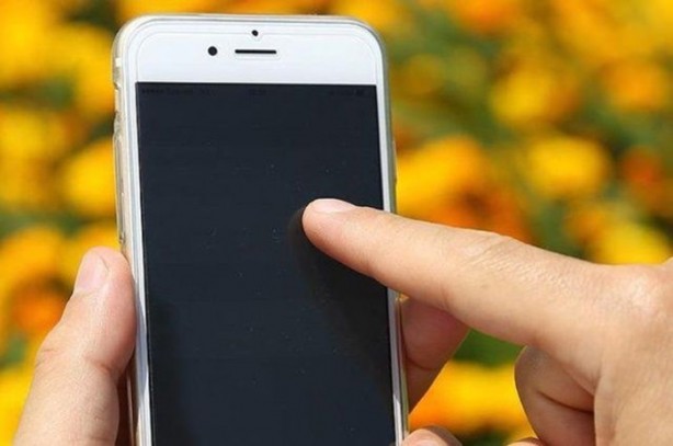 Foto - Telefon kullanırken bunu yapmazsanız...