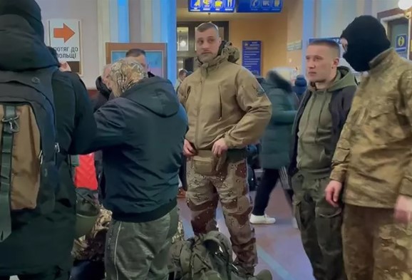 Akın akın gidiyorlar! Rusya'ya karşı savaşmak için yola çıktılar