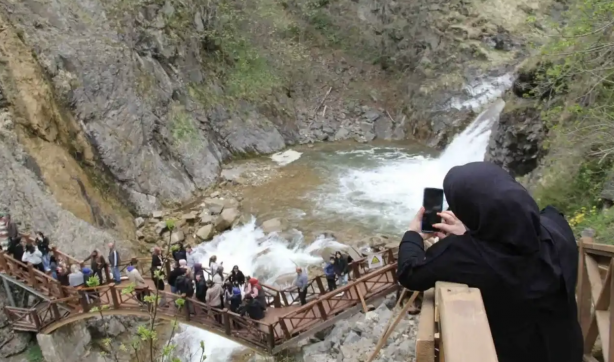 Foto - Akın akın insanların uğrak yeri Mavigöl'ün cazibesi her geçen yıl artıyor! 