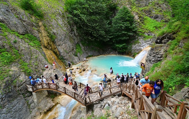 Akın akın insanların uğrak yeri Mavigöl'ün cazibesi her geçen yıl artıyor! 