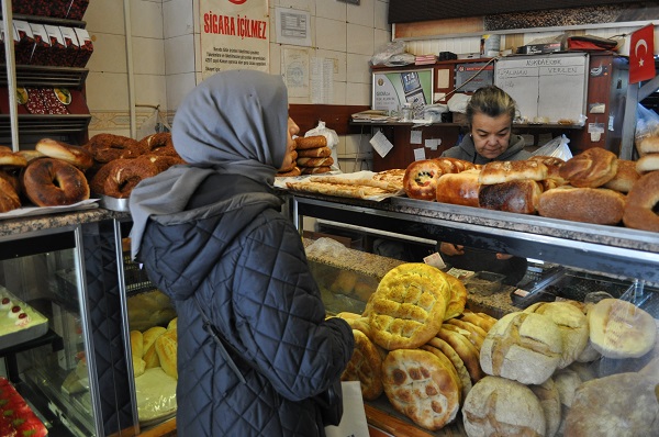 Foto - Akın akın müşteri gidiyor! Bu fırında poşet getirene ekmek indirimli