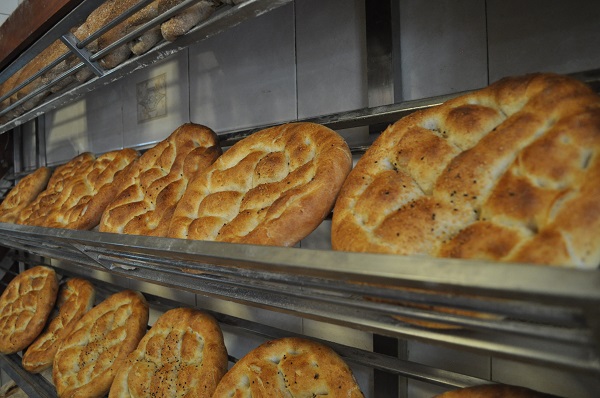 Foto - Akın akın müşteri gidiyor! Bu fırında poşet getirene ekmek indirimli