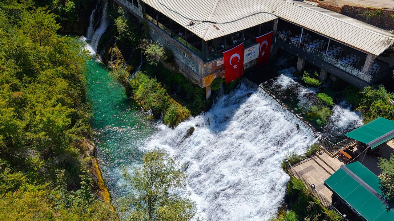 Akın akın turkuaz suları görmeye geliyorlar! Dünyanın en genç şelalesi Türkiye’de