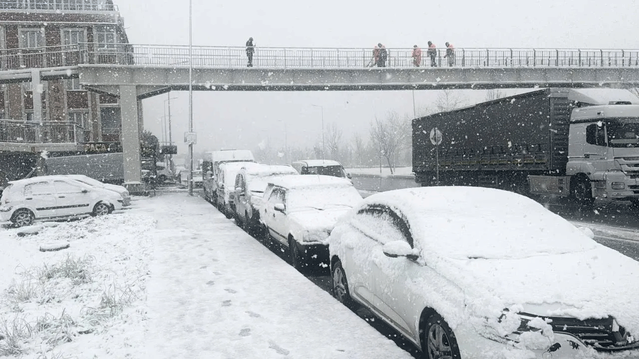 Foto - AKOM ve Valilik uyardı: Sıcaklık 22 derece birden düşüyor! İstanbul'a kar geri geliyor