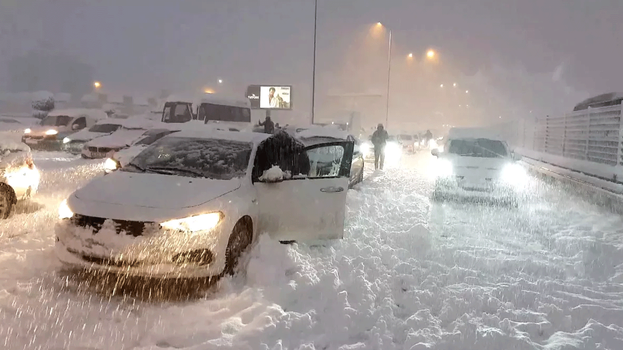 Foto - AKOM ve Valilik uyardı: Sıcaklık 22 derece birden düşüyor! İstanbul'a kar geri geliyor