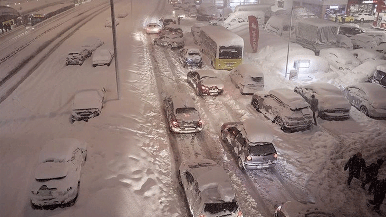 Foto - AKOM ve Valilik uyardı: Sıcaklık 22 derece birden düşüyor! İstanbul'a kar geri geliyor