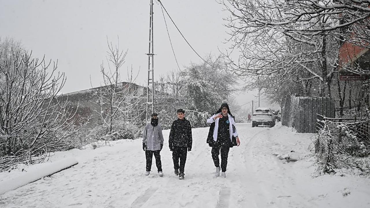 Foto - AKOM'dan kritik uyarı! İstanbul'da kar etkisini artırıyor, 9 ilçede okullar tatil