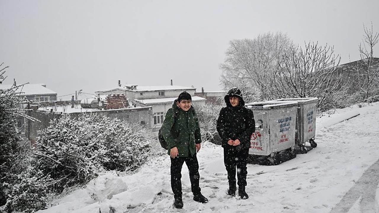 Foto - AKOM'dan kritik uyarı! İstanbul'da kar etkisini artırıyor, 9 ilçede okullar tatil