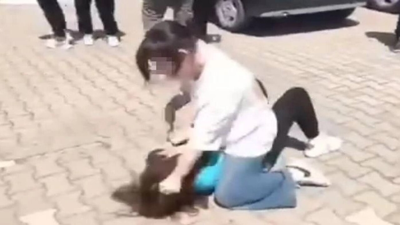 Akran zorbalığı dehşeti yaşattı! Kız çocuğu dakikalarca dövüldü