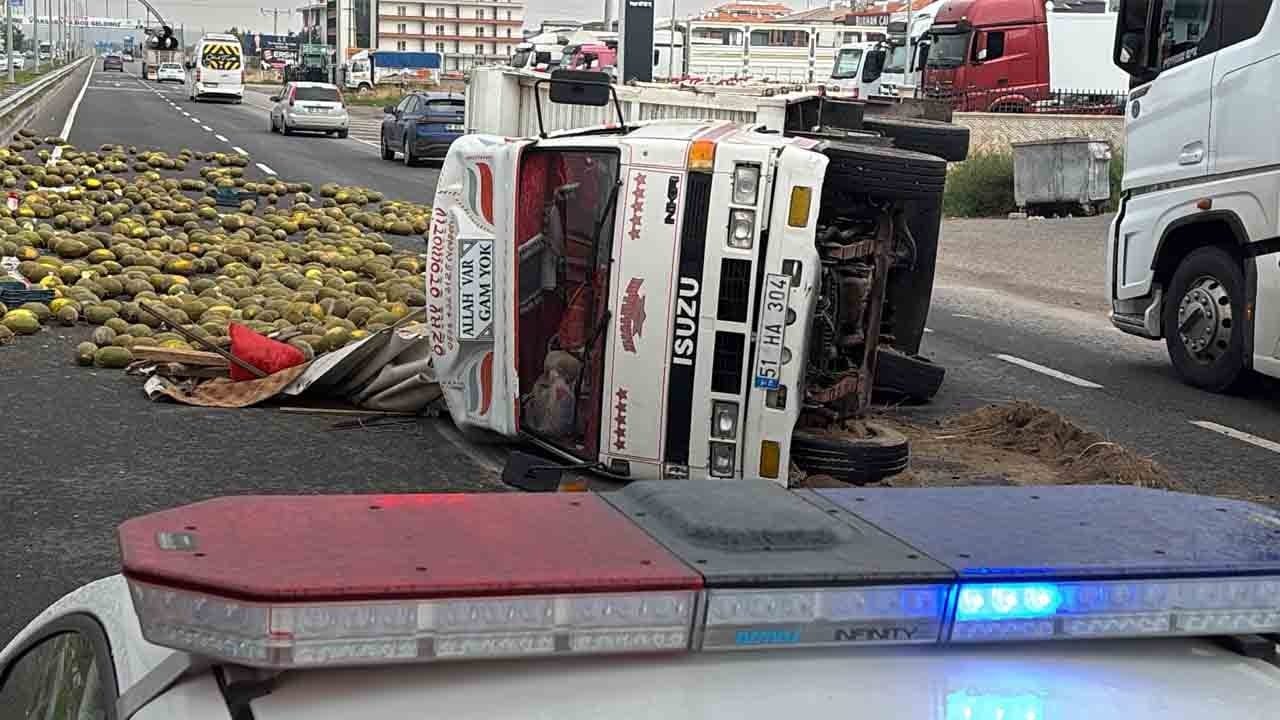 Foto - Aksaray'da alev alan kamyonet devrildi: Kavunlar yola saçıldı