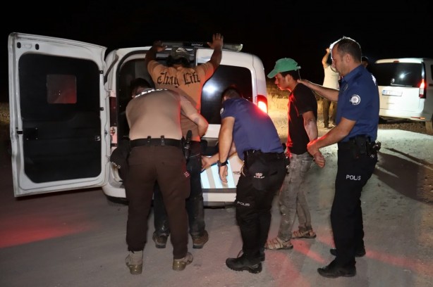 Aksaray'da kaçak göçmenler arpa tarlasında yakalandı