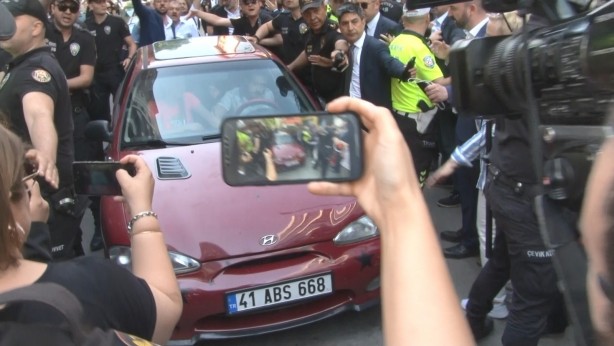 Foto - Akşener'in ziyaretinde arbede! Partililer otomobile saldırıp olay çıkardı