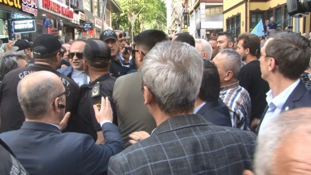 Foto - Akşener'in ziyaretinde arbede! Partililer otomobile saldırıp olay çıkardı