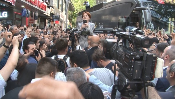 Akşener'in ziyaretinde arbede! Partililer otomobile saldırıp olay çıkardı