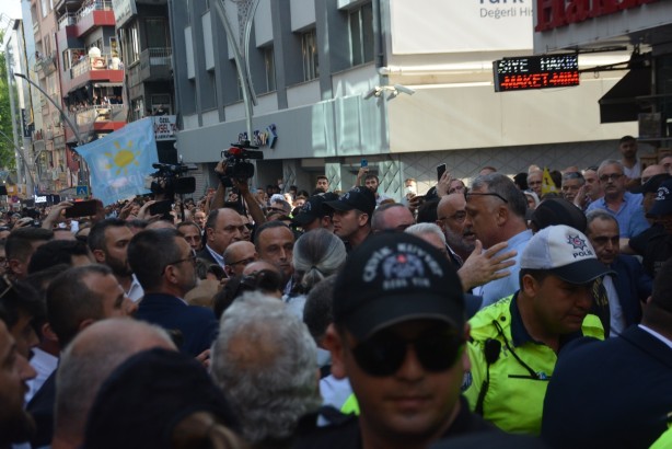 Foto - Akşener'in ziyaretinde arbede! Partililer otomobile saldırıp olay çıkardı