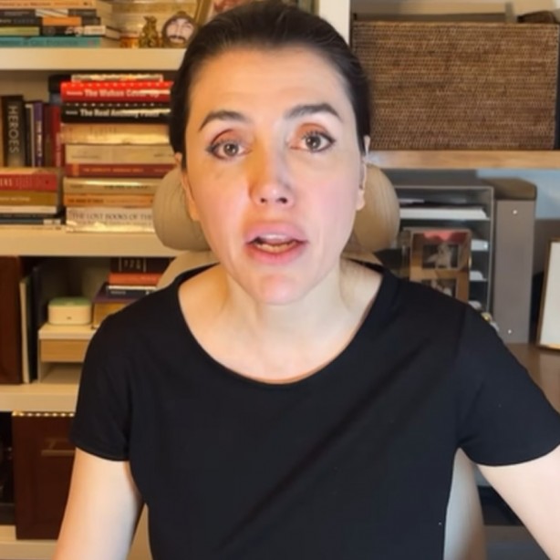 Foto - Aksi bir karar vicdanları yaralardı! Yerli Siyonist Azra Kohen resmen şutlandı