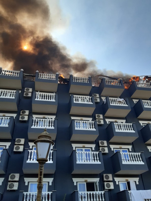 Foto - Alanya'da panik! Otel alev aldı