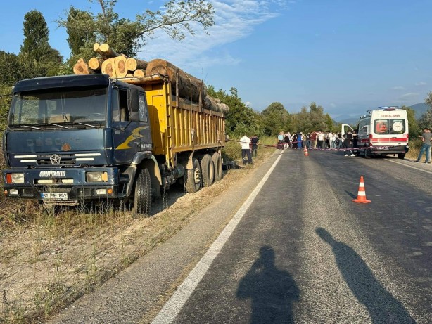 Foto - Alaplı'da motosiklet sürücüsü kamyonunı altında kald
