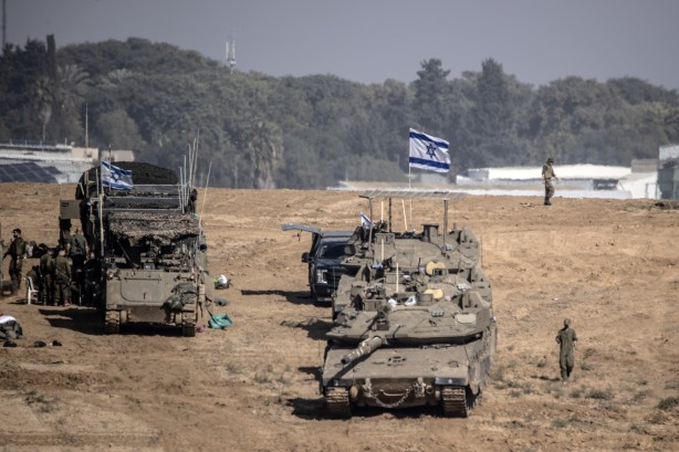 Foto - Alçak İsrail askerleri Sderot bölgesinde böyle görüntülendi! Çok sayıda tank, obüs ve zırhlı araçlar!