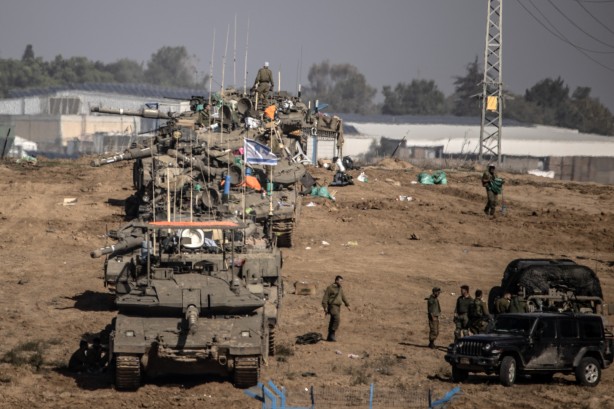Foto - Alçak İsrail askerleri Sderot bölgesinde böyle görüntülendi! Çok sayıda tank, obüs ve zırhlı araçlar!