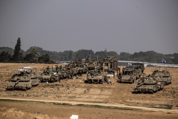Foto - Alçak İsrail askerleri Sderot bölgesinde böyle görüntülendi! Çok sayıda tank, obüs ve zırhlı araçlar!