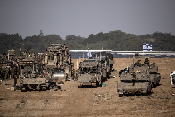 Alçak İsrail askerleri Sderot bölgesinde böyle görüntülendi! Çok sayıda tank, obüs ve zırhlı araçlar!