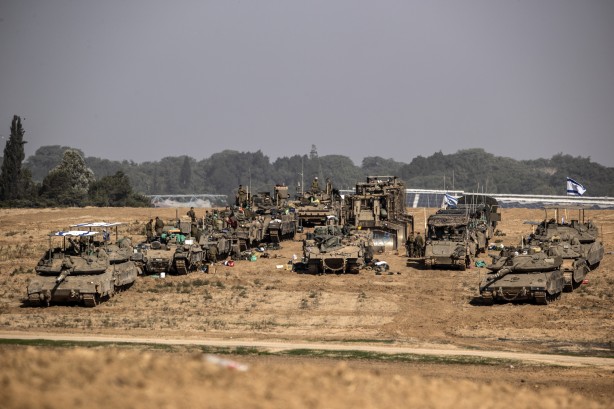 Foto - Alçak İsrail askerleri Sderot bölgesinde böyle görüntülendi! Çok sayıda tank, obüs ve zırhlı araçlar!