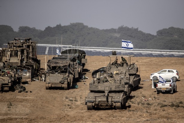 Foto - Alçak İsrail askerleri Sderot bölgesinde böyle görüntülendi! Çok sayıda tank, obüs ve zırhlı araçlar!