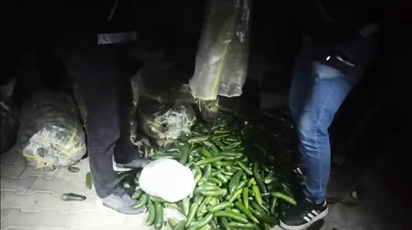 Foto - Alçaklar her yolu deniyor! Salatalık çuvalına bakın ne gizlemişler