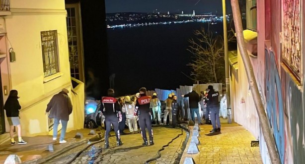 Foto - Alev alan araç park halindeki otomobile çarparak durdu