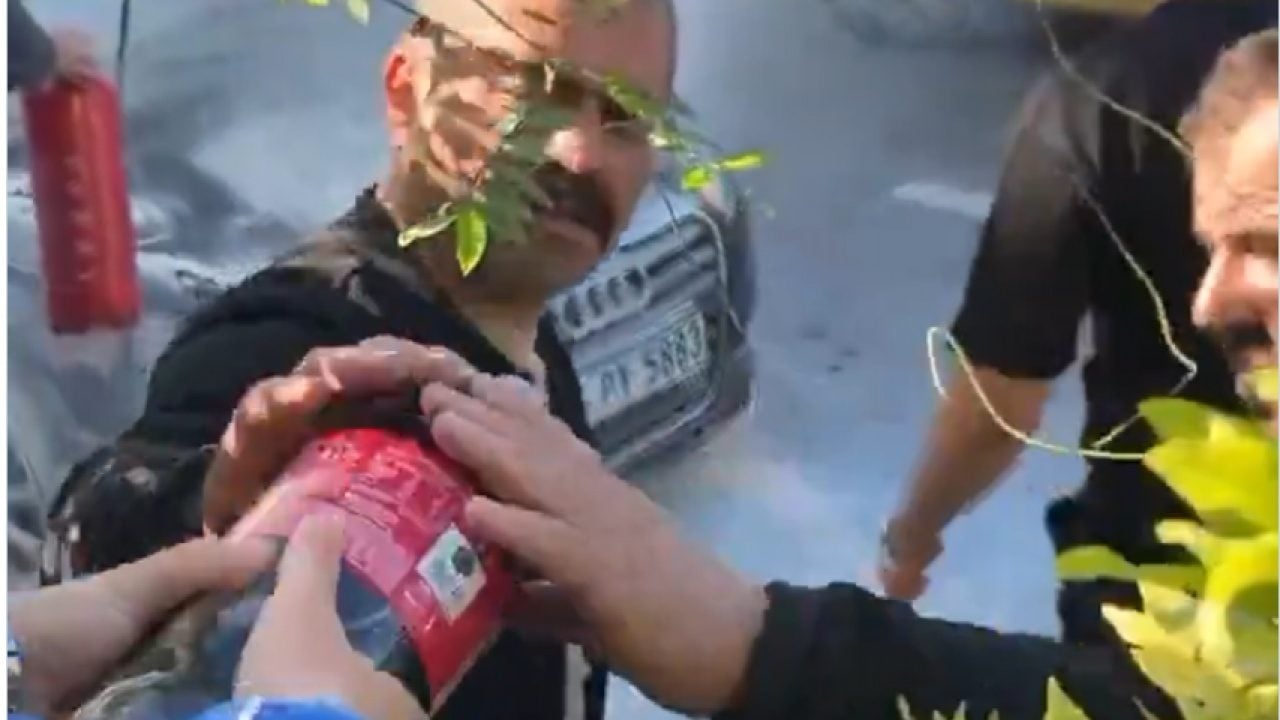 Foto - Alev alev yanan araca kola sıktılar, sahtekâr sürücü kasko peşine düştü! Utanmazlığın bu kadarına pes!