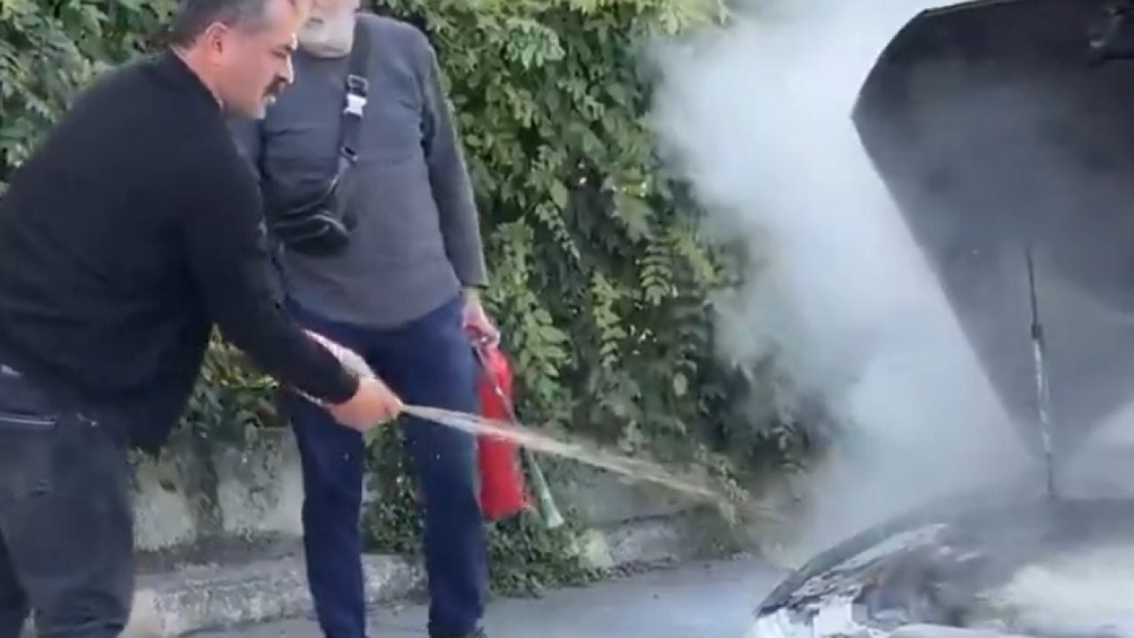 Foto - Alev alev yanan araca kola sıktılar, sahtekâr sürücü kasko peşine düştü! Utanmazlığın bu kadarına pes!