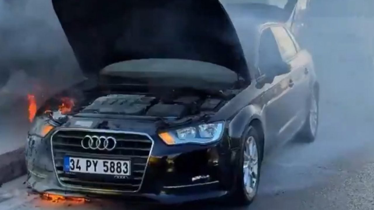Foto - Alev alev yanan araca kola sıktılar, sahtekâr sürücü kasko peşine düştü! Utanmazlığın bu kadarına pes!