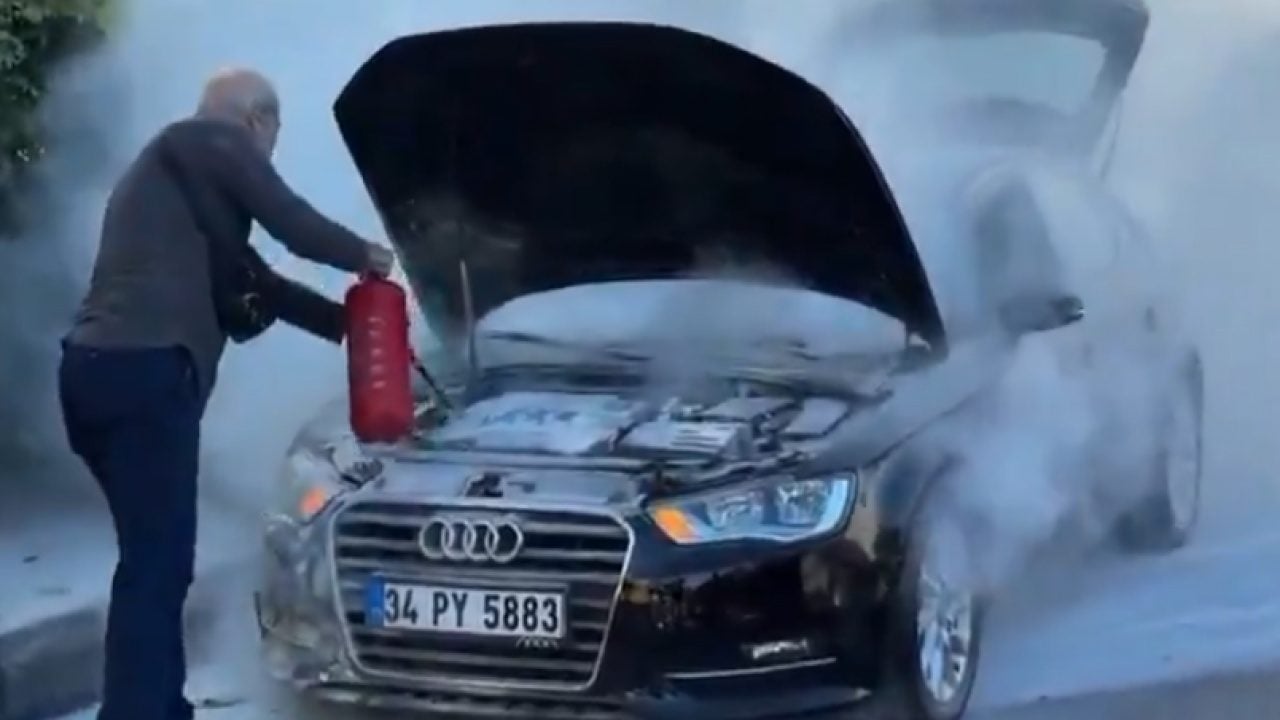 Foto - Alev alev yanan araca kola sıktılar, sahtekâr sürücü kasko peşine düştü! Utanmazlığın bu kadarına pes!