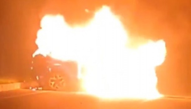 Foto - Alev alev yanan araçtan son anda kurtuldu!