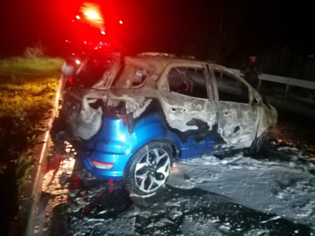 Foto - Alev alev yanan araçtan son anda kurtuldu!