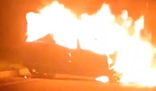 Foto - Alev alev yanan araçtan son anda kurtuldu!