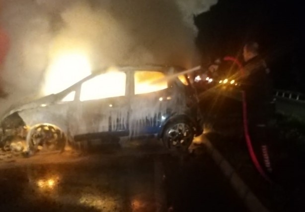 Foto - Alev alev yanan araçtan son anda kurtuldu!