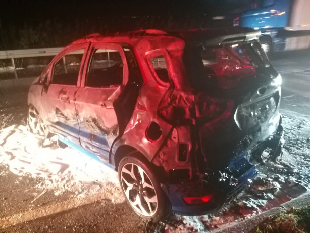 Foto - Alev alev yanan araçtan son anda kurtuldu!