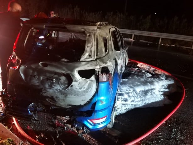 Foto - Alev alev yanan araçtan son anda kurtuldu!