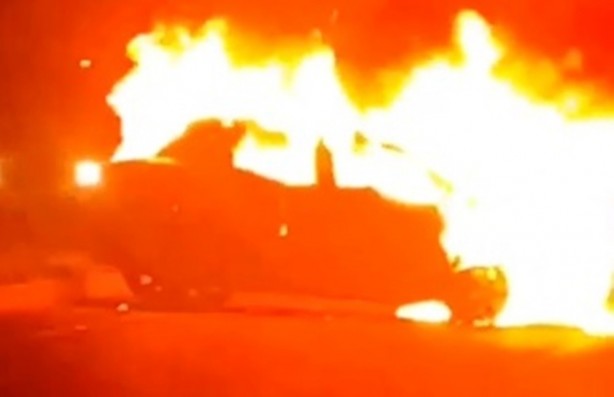 Alev alev yanan araçtan son anda kurtuldu!