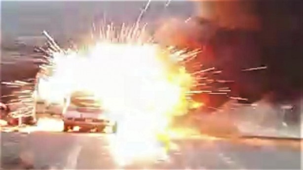 Foto - Alev alev yanan otomobilden art arda gelen patlama sesi korkuttu