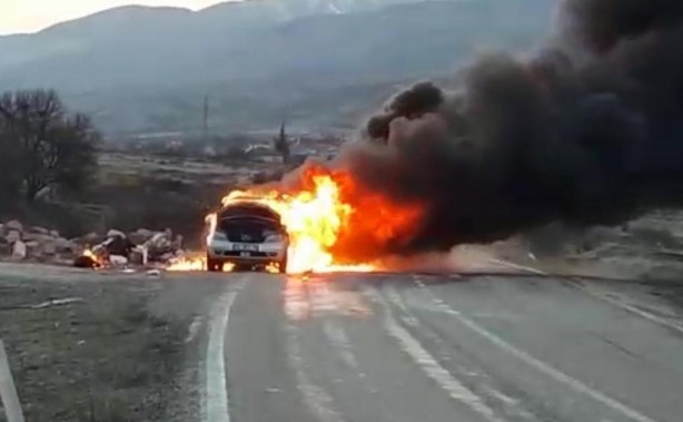 Foto - Alev alev yanan otomobilden art arda gelen patlama sesi korkuttu