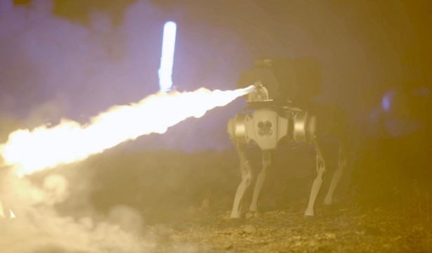 Alev silahlı robot köpek satışa çıktı