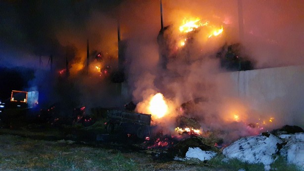 Foto - Alevler geceyi aydınlattı